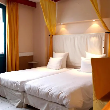 Logis Les Pages Hotell 3*