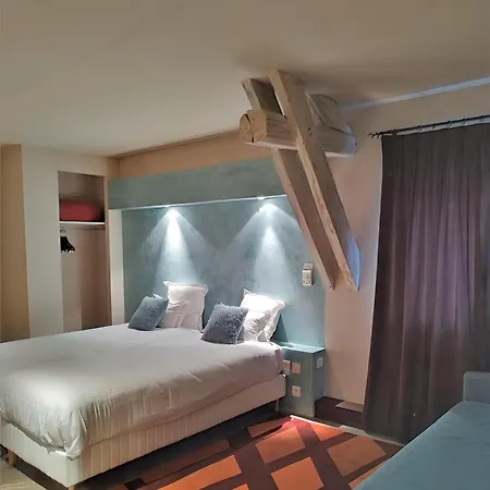 Logis Les Pages Hotel