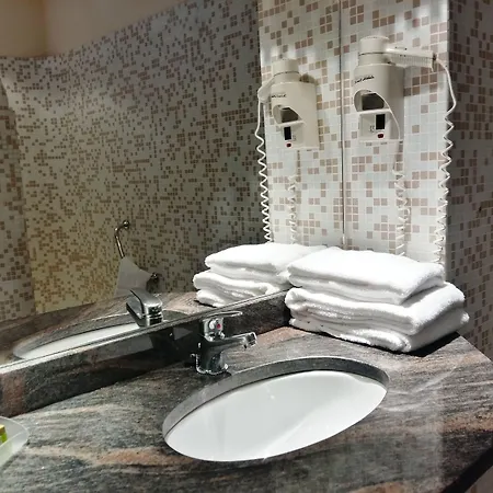 Logis Les Pages Hotell 3*