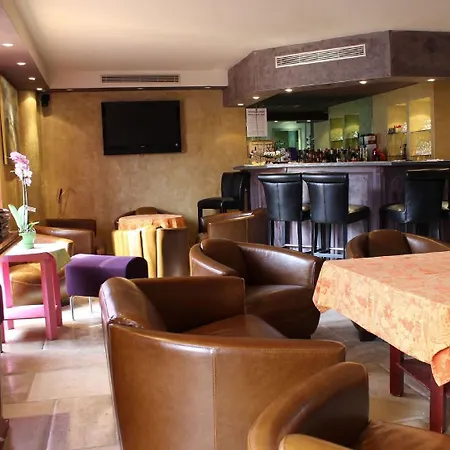 Logis Les Pages Hotel