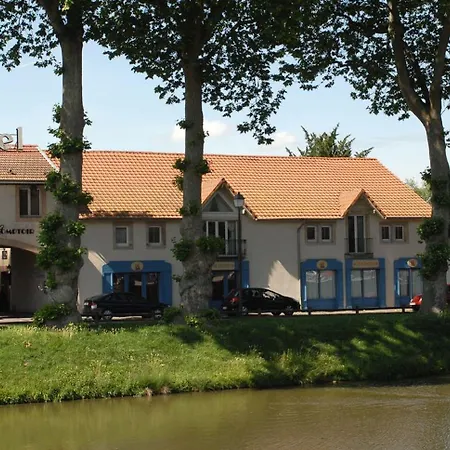 Logis Les Pages Hotel