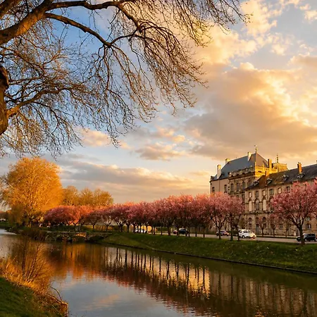 Logis Les Pages Hotel