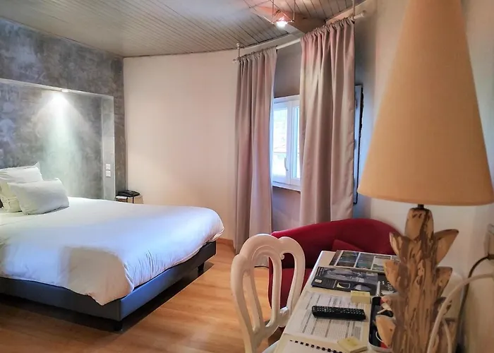 Отель Logis Les Pages