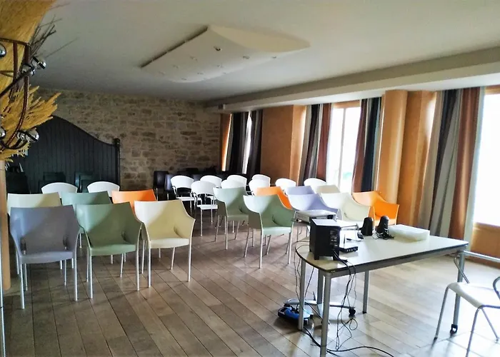 Logis Les Pages Отель Люневиль