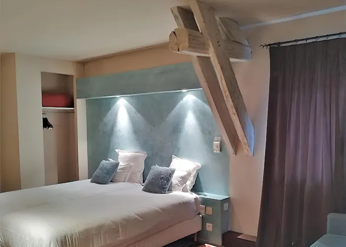 Logis Les Pages Отель