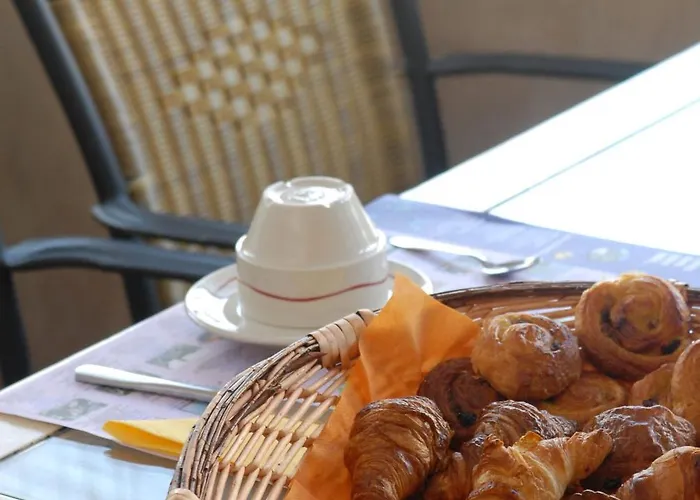 Отель Logis Les Pages