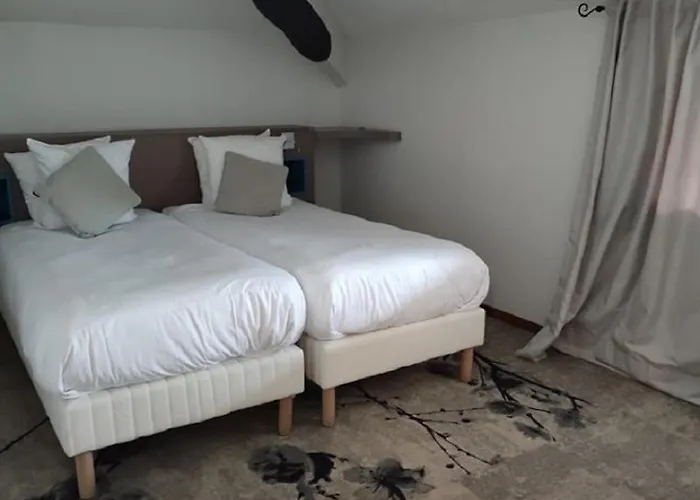 Logis Les Pages Отель Люневиль