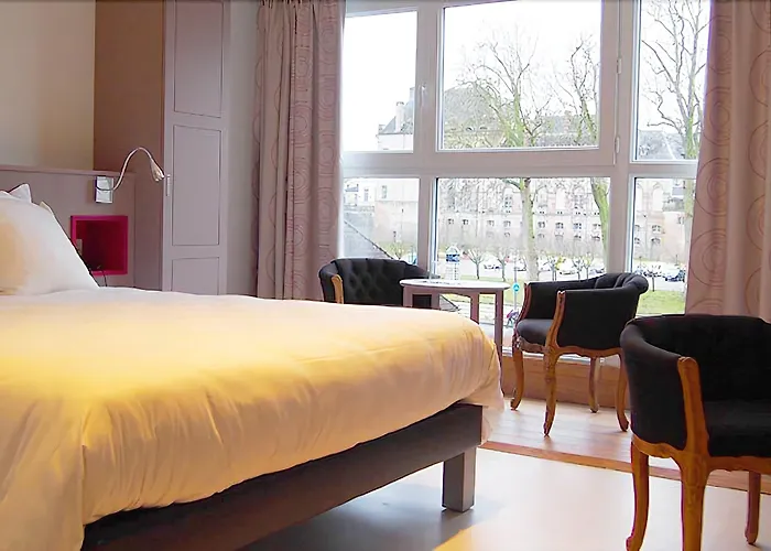 Отель Logis Les Pages