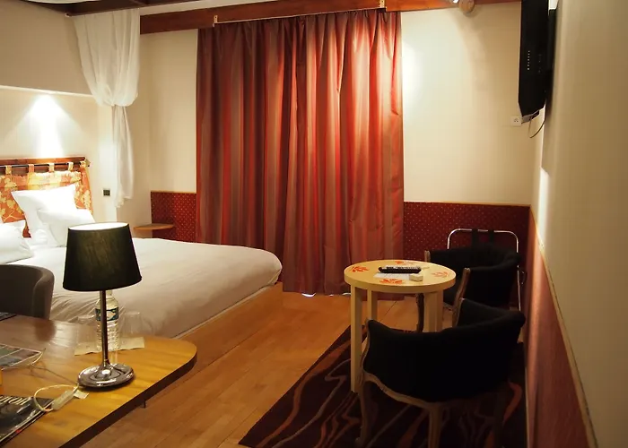 Logis Les Pages Отель Люневиль