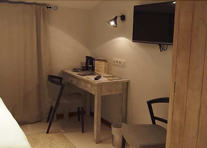 Logis Les Pages Отель