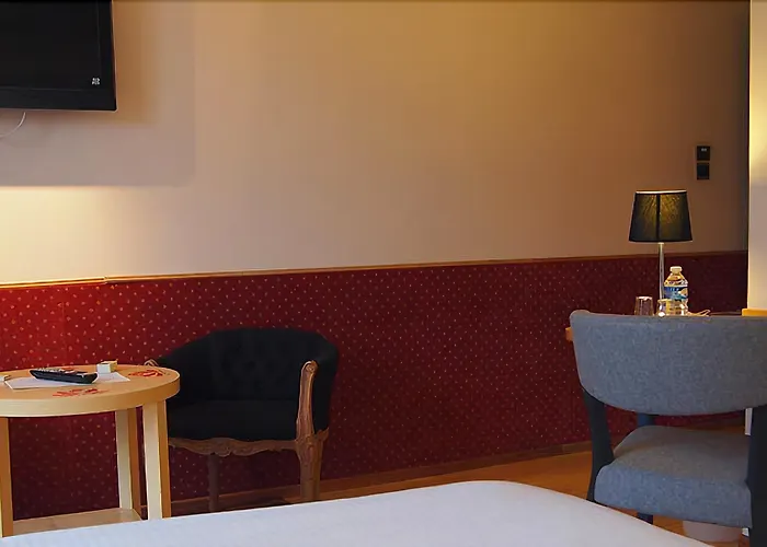 Logis Les Pages Отель Люневиль