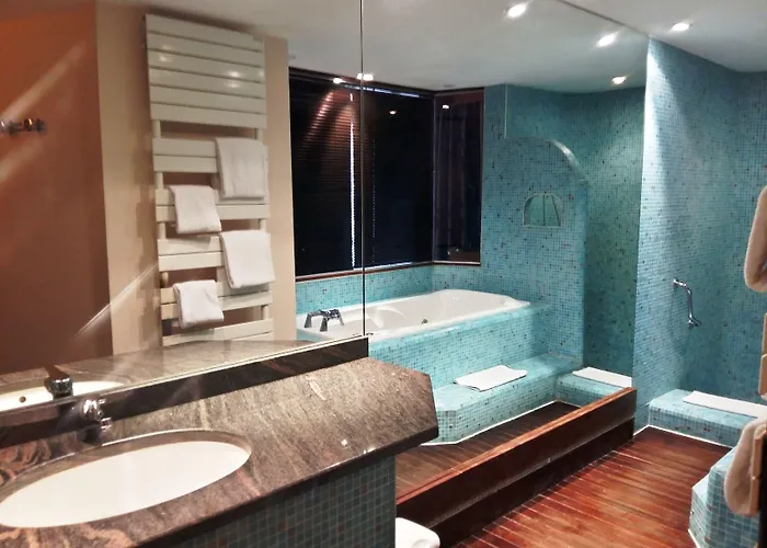 Отель Logis Les Pages