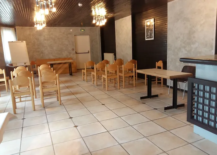 فندق Logis Les Pages 3*