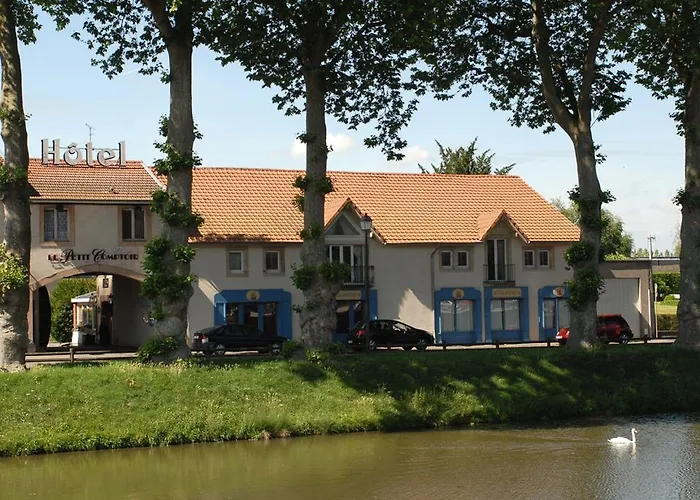 Logis Les Pages Отель