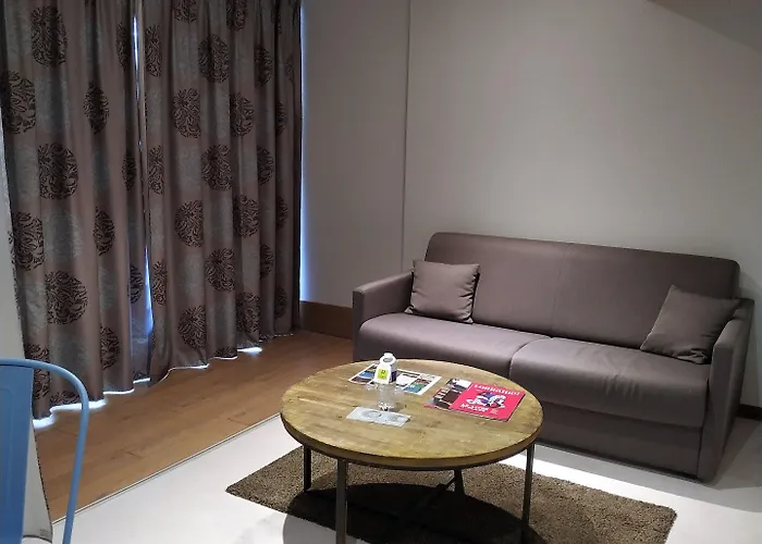 Отель Logis Les Pages