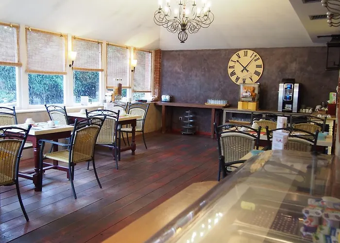 Logis Les Pages Отель Люневиль